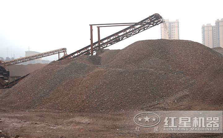 湖南株洲移動碎石機(jī)現(xiàn)場物料