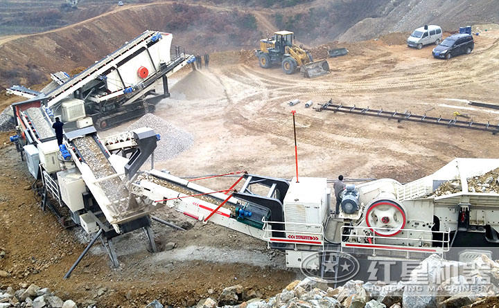 履帶移動(dòng)破碎機(jī)現(xiàn)場全景