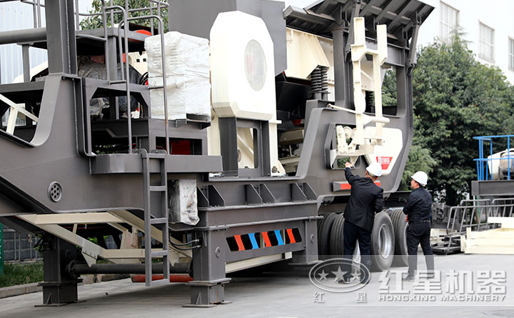 客戶考察紅星建筑垃圾移動破碎機設備廠區