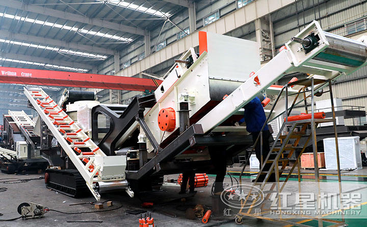 移動PE破碎機車間一角，工人生產中