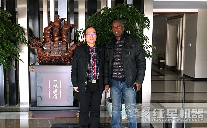 雙輥破碎機客戶來廠參觀留影