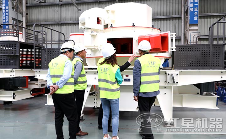 紅星河卵石制砂機廠區，客戶正在考察