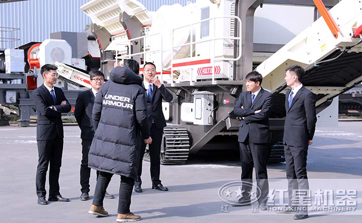 客戶到訪紅星移動制砂機設備廠區(qū)