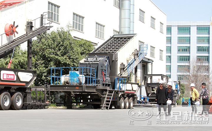 紅星建筑垃圾破碎機廠區，客戶正在考察中