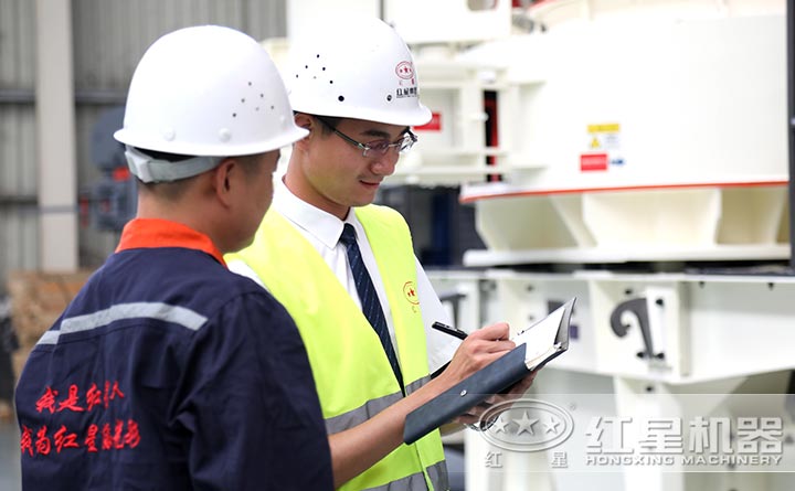 紅星工程師檢查每一臺機器，對殘次品“0”容忍