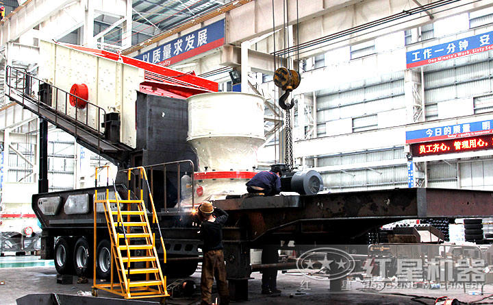 紅星花崗巖移動破廠區，工人正在生產機器