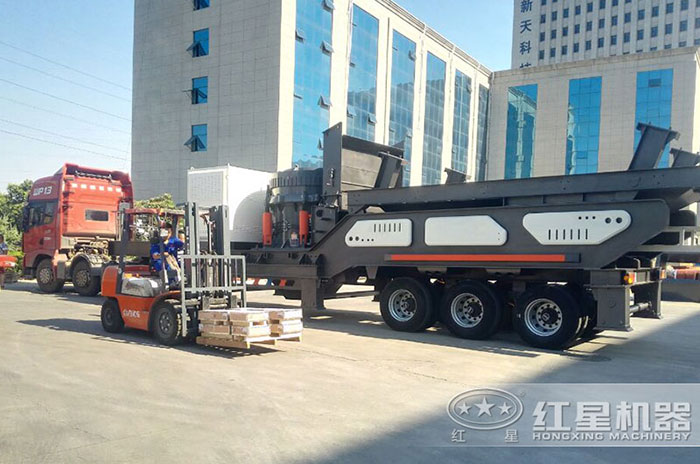 柴油移動破碎機(jī)現(xiàn)貨發(fā)往湖南