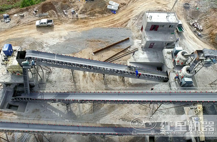 磕石機破碎加工石子現場