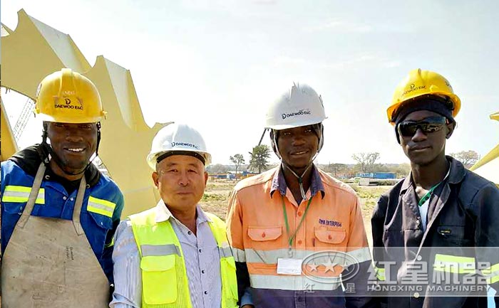 工程師到現場為客戶知道礦石洗砂機設備的安裝