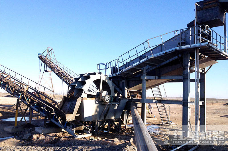 水洗沙機器放于地面，直接接在振動篩下面