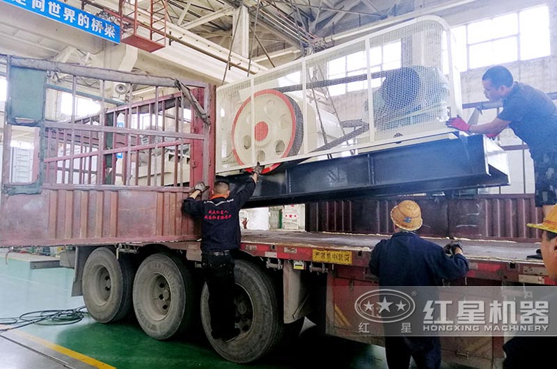 齒輥式破碎機(jī)發(fā)往客戶現(xiàn)場(chǎng)，價(jià)格合理