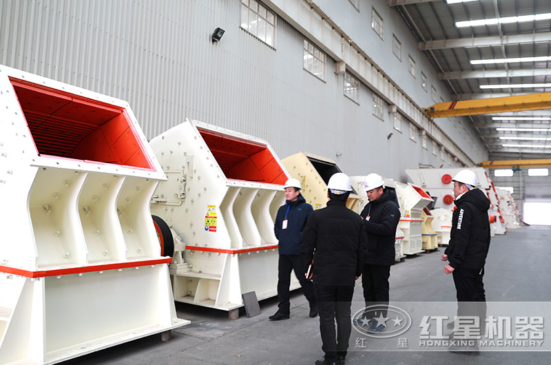 客戶到廠近距離參觀考察錘式破碎機(jī)