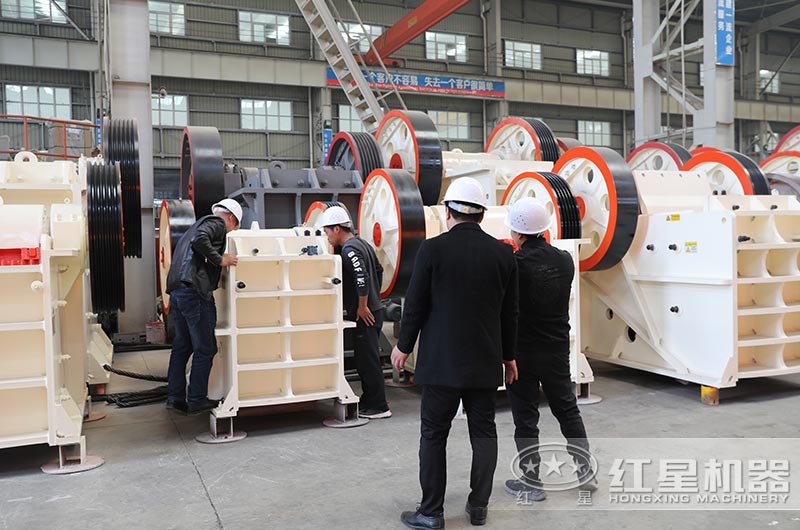 客戶到廠區參觀考察鄂式碎石機