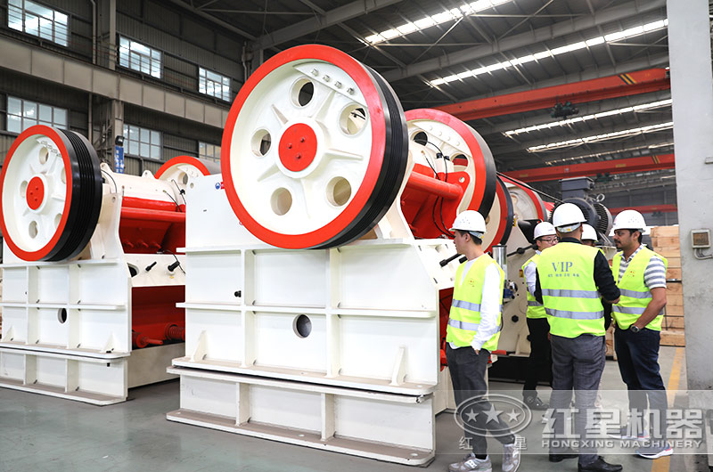 投資用戶參觀大型顎式破碎機(jī)現(xiàn)場(chǎng)